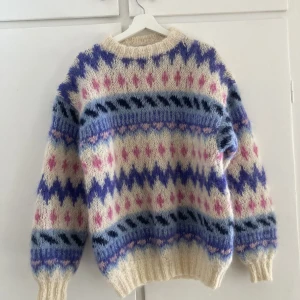 Stickad färgglad tröja - Härlig stickad tröja i flera fina färger. Oversize stil.