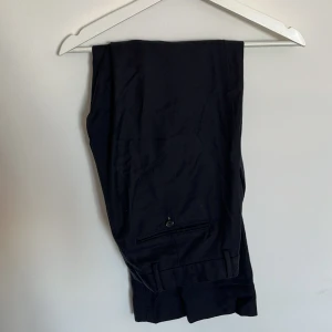 Kostymbyxor mörkblå i ull  - Mörkblå kostymbyxa i ull