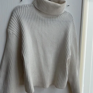 Vit stickad tröja - Vit stickad tröja från hm med krage i storlek S
