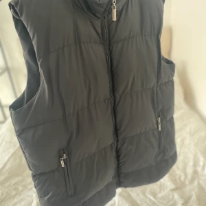 Väst - Nice väst från On The Peak. Storlek M, sitter snyggt på. Mellanlång modell. Skickar med spårbar frakt genom PostNord. Frakten står köparen för, betalning sker via Swish😊