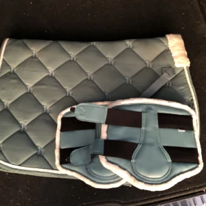 Säljer schabrak med benskydd! - Hej! Jag säljer de här sättet för jag har stor häst och behöver bli av med mina ponny saker. Denhär sätet har jag bara använda ca 2 gånger ❤️