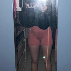 Träningsshorts bo + tee - Bo + tee shorts i nyskick, använda 2 gånger då jag råkade beställa xs när jag använder s så de e lite för tajta för min smak! Underbar färg! Nypris 395kr! 