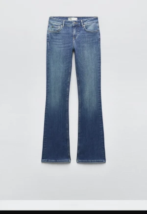 Low Rise jeans  - Zaras nya lowrise bootcut jeans i strlk 36, men jag har tagit ner sömmarna i benen så de är några centimeter längre, passar i längden på mig som är 179!🥰