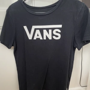 Vans t-shirt  - Säljer en svart vans t-shirt i bra skick. Vill bli av med allt så pris går att diskutera 