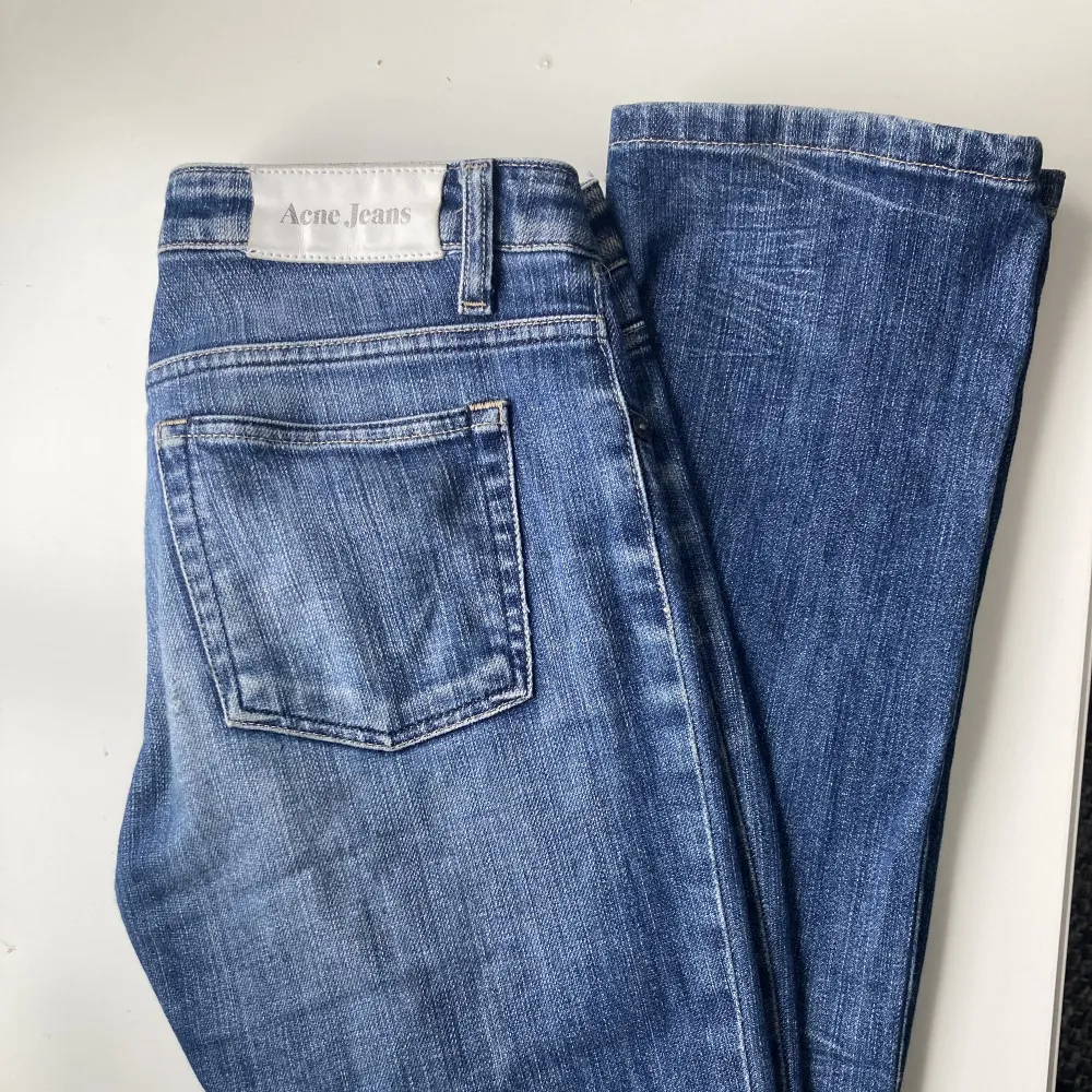 Säljer dessa snygga jeans från acne, det är min mammas gamla jeans från 2000-talet. Dom är försmå för mig så derför är det en bild från nätet på hur dom sitter. Skriv om fler bilder!🤗. Jeans & Byxor.