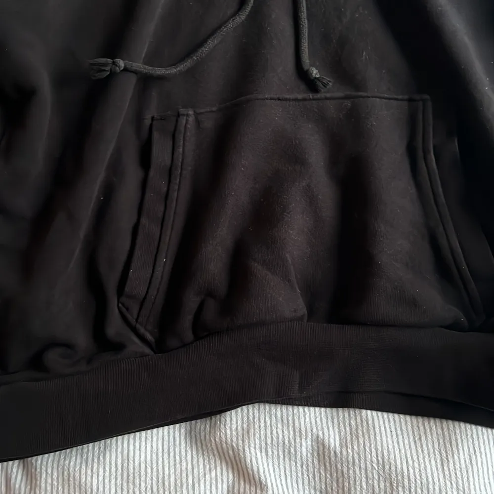 Säljer min svarta levis hoodie, storlek xs, knapps använd❤️. Tröjor & Koftor.