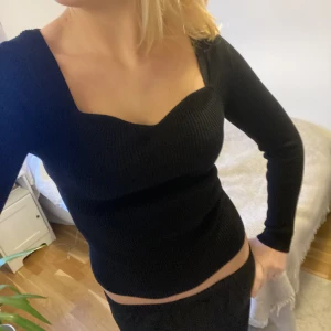 Tröja  - Slutsåld tröja från & Other stories. Stretchig material så passar S-L, nypriset är 690kr. Aldrig använd, frakt ligger på 54kr 🫶🏼