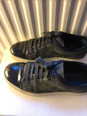 Lanvin skor - Tja, säljer mina gråa lanvin skor i storlek 6 som motsvarar 40-41 men sitter väldigt stort så de passar 42 Skriv vid frågor eller mera bilder, pris kan diskuteras