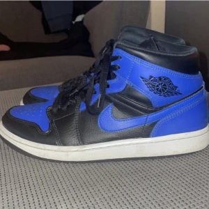 Jordan 1 - Säljer Jordan 1 hyper royal strl 43 väldigt snygga skor och i ett mycket bra skick.