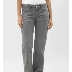 Weekday arrow low jeans - GRATIS FRAKT VID KÖP INNAN 25 MARS❤️Säljer mina arrow low straight jeans från weekday då jag inte får någon användning av dom, endast använda 1-2 gånger! Kan skicka egna bilder vid intresse🤗
