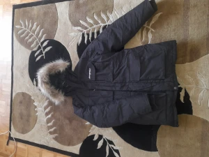 Everest parkas med pälskrage - Everest parkas dam med justerbar pälskrage. Storlek xs. Fint skick. Kan skickas mot fraktkostnad 
