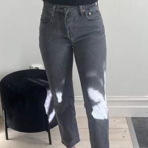 Gråa Levis jeans i storlek 25/28 som motsvarar xs/s. Använda ett få tal gånger💕