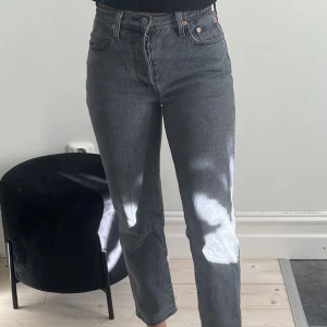 Levis jeans - Gråa Levis jeans i storlek 25/28 som motsvarar xs/s. Använda ett få tal gånger💕