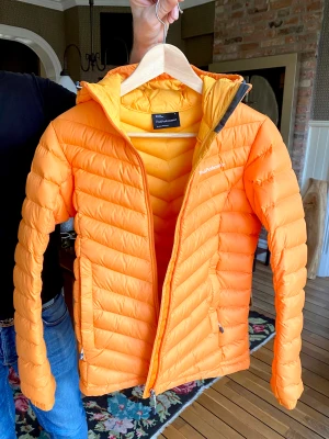 Skidjacka - Skidjacka med luva Färg orange Strl S/M Märke Peak Performence