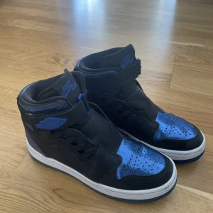 Air Jordans - 🌊Säljer mina blå/svarta air jordans. Sparsamt använda och är i storlek 37,5🌊