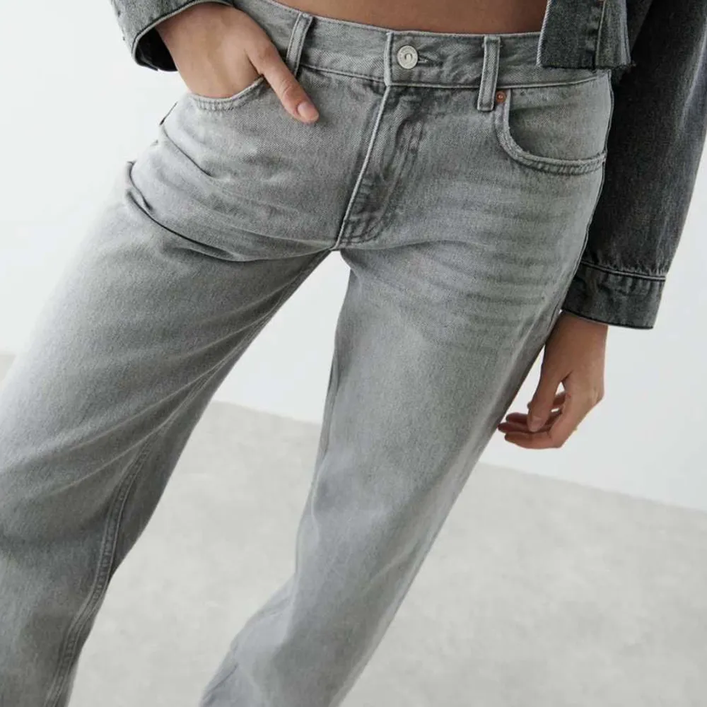 Jätte fina low waist jeans från Gina tricot💕 Använt typ 2 ggr! Original pris 500 säljer för 200 + frakt💕. Jeans & Byxor.
