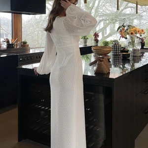 Vit långklänning storlek 40 - Säljer en vit långklänning som inte är använd i storlek 40, då den är lite liten. Kan även byta storlek mot en 42a❤️ storlek 40 är slut på hemsidan.