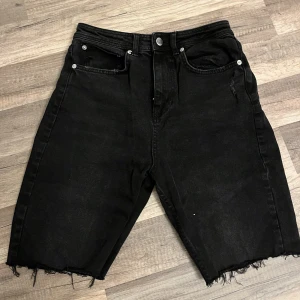 Svarta jeans shorts - Svarta jeans short med text skriv för bilder på