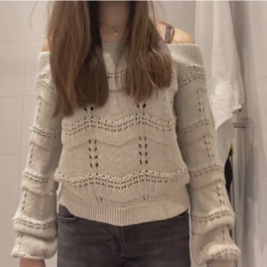 Of shoulder tröja  - Säljer denna of shoulder tröja från only i storlek XXS då den inte används!  Använd Max 3 gånger. Köptes för 300 säljer för 170!