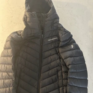 Peak performance jacka - Bra skick! Kommer ej till användning längre därför säljer jag! Pris kan diskuteras och 