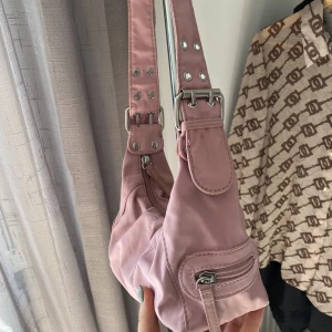 Rosa handväska  - .