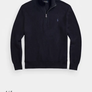 Polo Ralph lauren - Säljer min polo Ralph lauren halfzip storlek s men passar som m nypris 1899 mycket bra  skick. ( kom dm för bilder)
