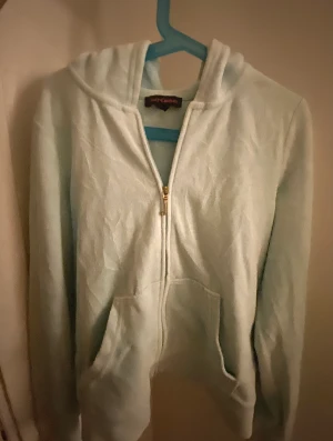 juicy couture kofta - jätte fin och mysig turkos juicy couture kofta ❣️ jättefin färg, storlek M men sitter som S. fint mönster där bak 💖 bra skick