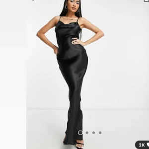Balklänning - Slutsåld superfin balklänning från asos, funkar perfekt till balen! Silke material med öppen rygg och snörning. Den är storlek 38 men passar mig som brukar ha 36.  Modellen är 170 och har storlek 36. Helt oanvänd, nypris 800kr.