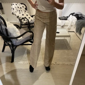 Linnebyxor  - Säljer dessa lågmidjade linnebyxor i 100% linne. Köpta second hand i Göteborg. 