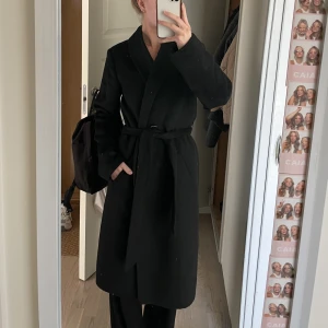 Kappa - Säljer min otroliga kappa då den aldrig kommer till användning! Använd ett fåtal gånger men är helt som ny!!💘 strl 34 från ellos.  Köparen står för frakten 🫶🏼