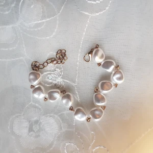 Pärlarmband - Vackert pärlarmband. Lätt, pärlorna är ej äkta. Är tyvärr för stor för mig. Använd 1 gång men är som ny. 