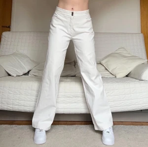 Vita byxor - Säljer dessa vita byxor med två knappar fram, i storlek 42❤️84cm midja och 78cm innerbenslängd😊Jag på bilderna är 172cm lång och brukar bära storlek 38🫶