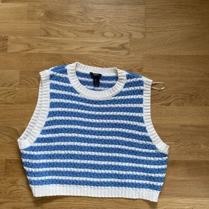 Randig väst - En fin blårandig väst till salu. Den är lite kroppad på mig som är 173, men annars sitter den bra (inte så tajt). Bara använd ett fåtal gånger!