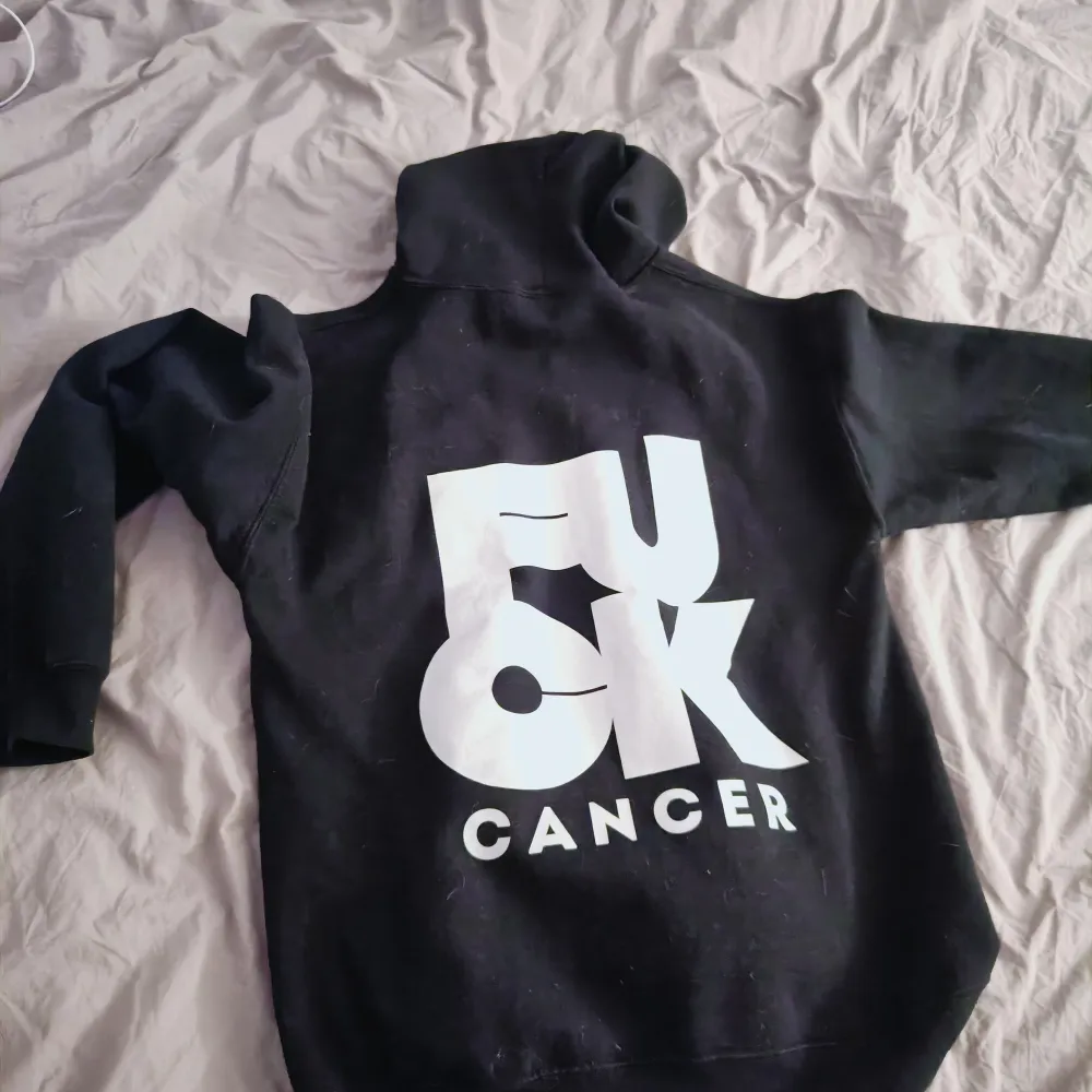 Ung cancer hoodie med texten fuck cancer. Fint skick. Finns inte längre i deras sortiment. . Hoodies.
