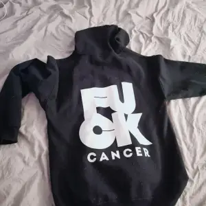 Ung cancer hoodie med texten fuck cancer. Fint skick. Finns inte längre i deras sortiment. 