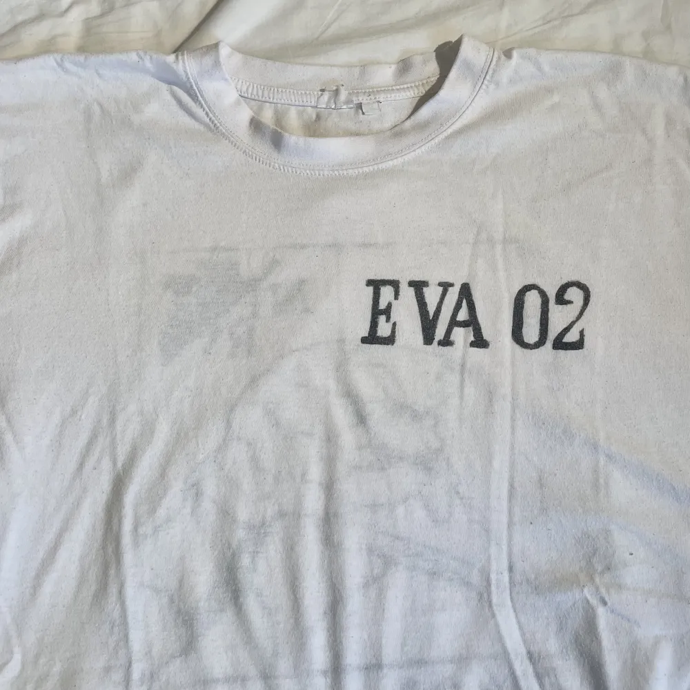 En handmålad Neon genesis evangelion tshirt 🤖 Tröjan är lite nopprig, därav priset, oversized fit. T-shirts.