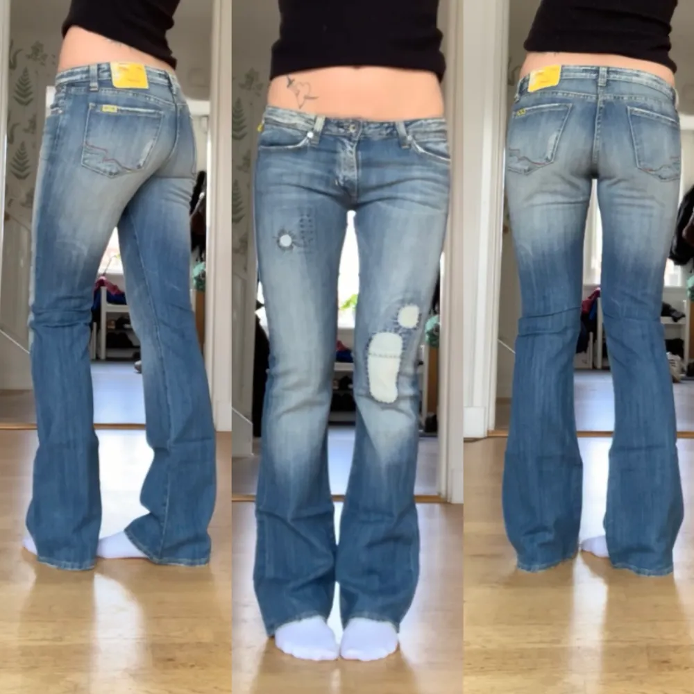 Superfina lågmidjade jeans med patches, slitningar och nice wash, bootcut modell💓MÅTT: midja 80 cm, innerben 85 cm, Jag är 177 cm! Kolla min profil för liknande plagg❣️. Jeans & Byxor.
