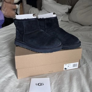 Mörkblåa Uggs - Starry Nights Classic Mini, svårt att få exakta färgen på bild men dom är en hätte fin mörkblå färg. Varsamt använda ett få antal gånger förra vintern då dom är en storlek mindre än vad jag brukar ha. 