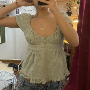 Grön topp från brandy - Använd 3 gånger max super fint skick och perfekt topp🥝🥝 Köparen står för frakten, fraktar endast💓🙏🏽Brukar ha xs/s i kläder