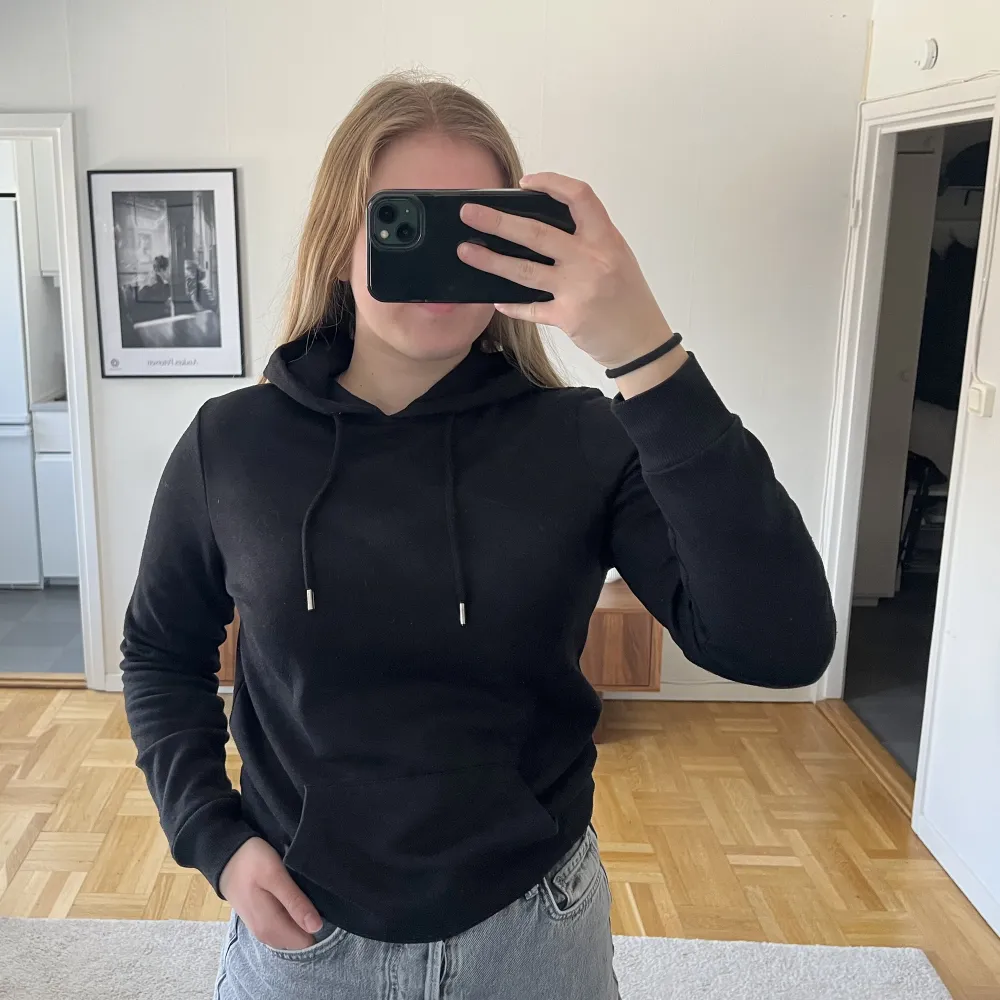 Jätteskön svart hoodie från primark, säljer pga för liten för mig. Välanvänd men fortfarande i fint skick💗. Hoodies.
