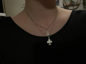 halsband pilgrim  - Silverhalsband med kors från pilgrim. Bra skick, nypriset var 349kr 