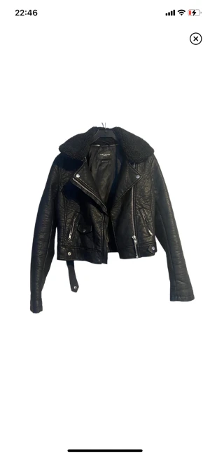 Obey Skinnjacka - Vegansk. Aldrig använd. Kragen går att tas bort med dragkedja. Nypris ca. 1800kr.