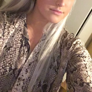 Ormmönstrad blus - Superfin och bra skick! Är för liten för mig🤍