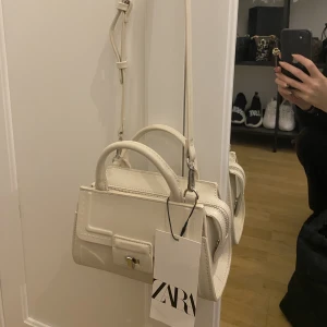 Väska - Säljer min väska från zara, aldrig använt 