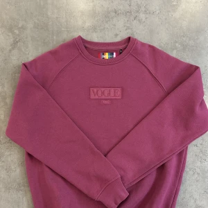 KITH x VOGUE Crewnecn *NY SKICK* - KITH × VOGUE Crewneck / Sweatshirt Anänd ytterst lite Nästintill nytt skick! Lila / Rosa färg Väldigt fin kvalitet på den. Storlek S