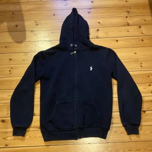 Polo Ralph Lauren zip Hoodie  - Skick som ny. Storlek S men funkar för M också
