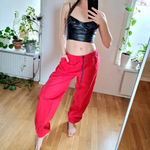 Röda täckbyxor  - Urcoola röda täckbyxor från ca -90, som nu har utnämnts som bästa eyecatch-pants ever 👀 prasslar - för extra vibeig catwalk.