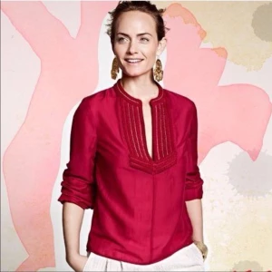 Blus  - Vinröd blus/topp från H&M, använd ett fåtal gånger och i bra skick. Storlek 34