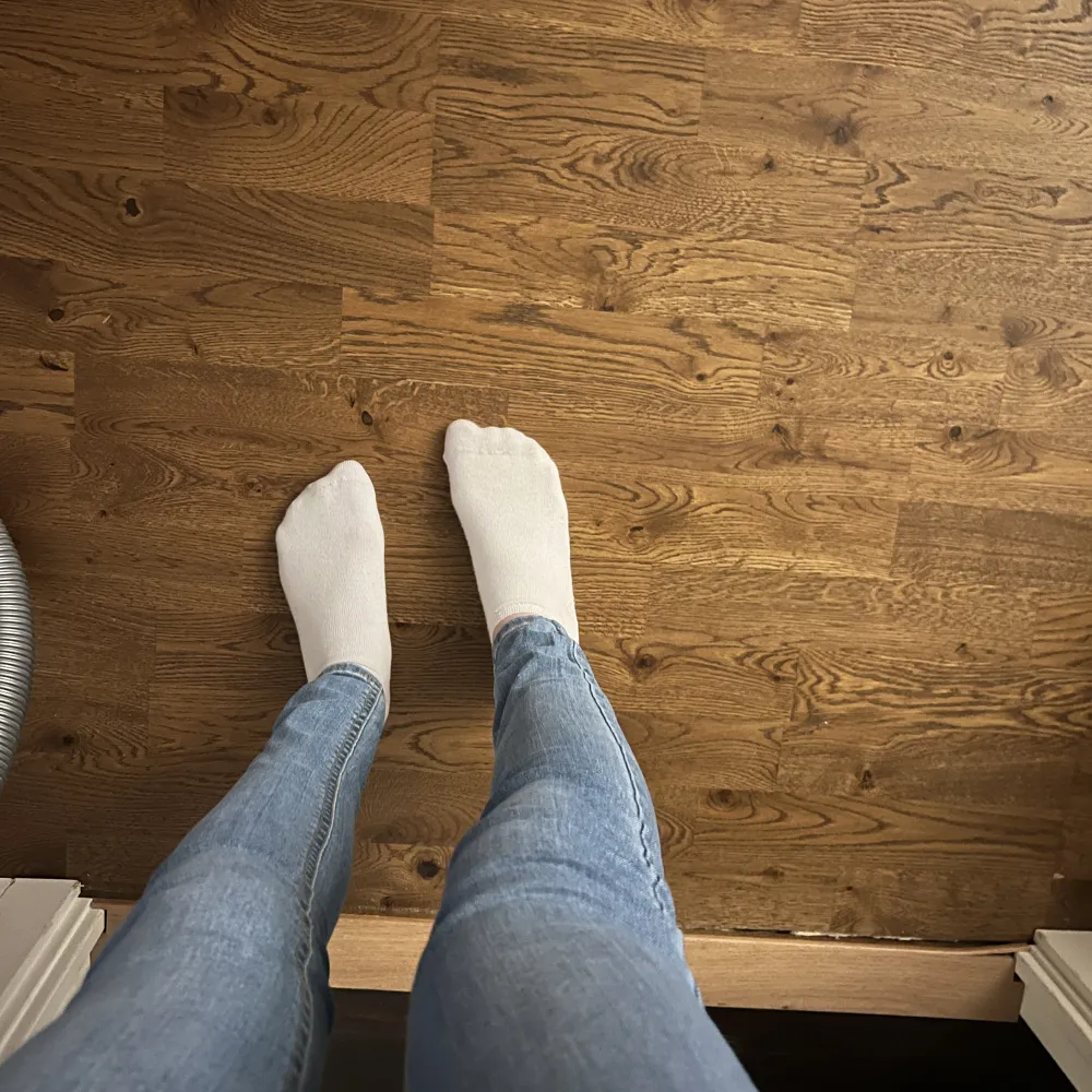 Ett par jeans i fint men använt skick. ❤️ storlek S från Gina tricot. Medelhög midja 🙌🏼perfekt längd på mig som är cirka 167 💛. Jeans & Byxor.