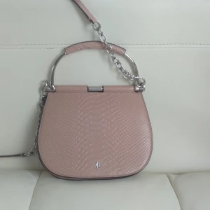 Ralph Lauren Väska nyskick  - En Ralph Lauren väska i nyskick säljs nu. Äkta skinn, köptes på NK. Kvitto finns.